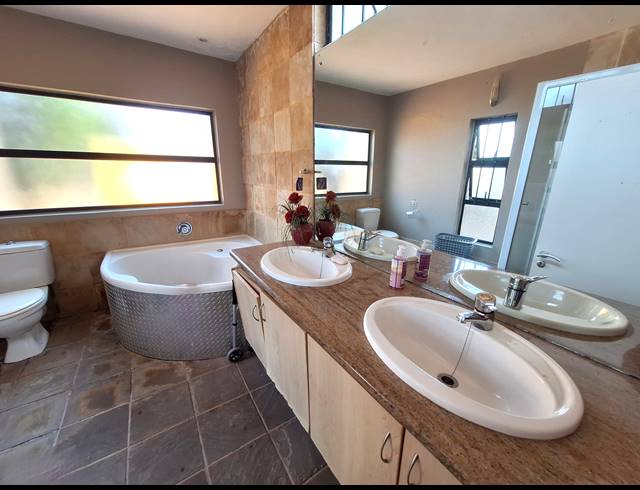 5 BEDROOM HOUSE TO LET IN UMHLANGA CENTRAL